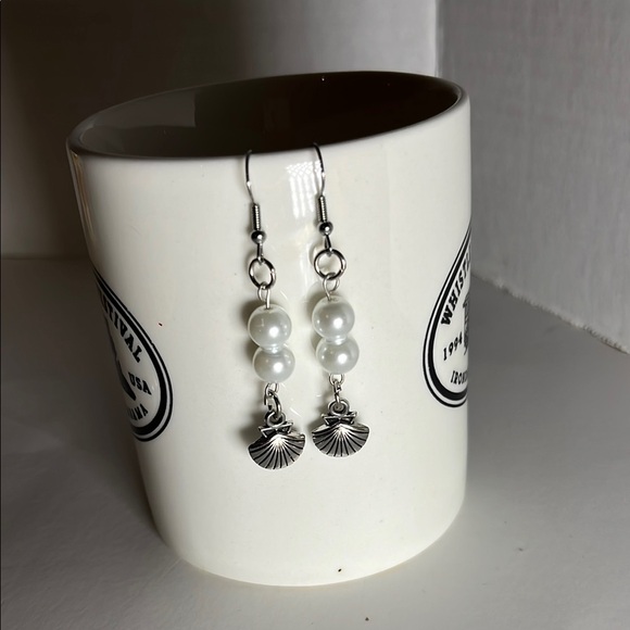 Elegant Silver Shell Earrings - Picture 1 of 4